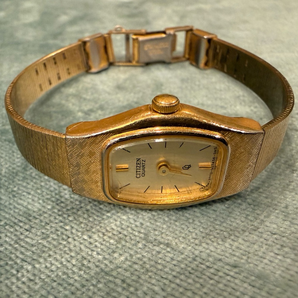 Vintage Citizen Women’s Gold-Plated Quartz Watch – 1980s Textured Band
